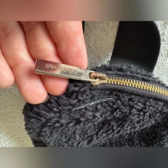 Lululemon Everywhere Black Fleece Belt Bag With Gold Hardware - Picture 6 of 13